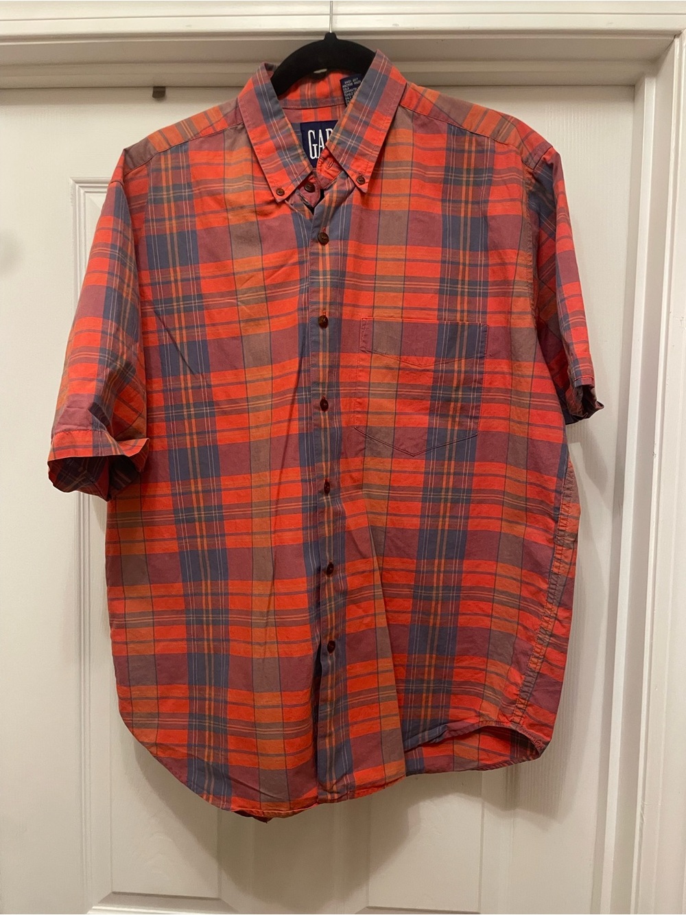 GAP vintage Men's Short Sleeve Plaid Button-Down cotton Shirt in Orange and Blue
